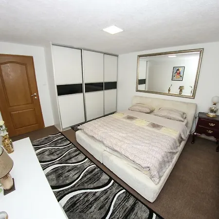 Ade Apartment