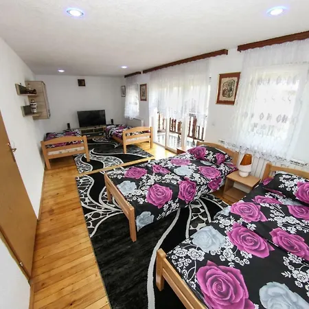 Ade Apartment *